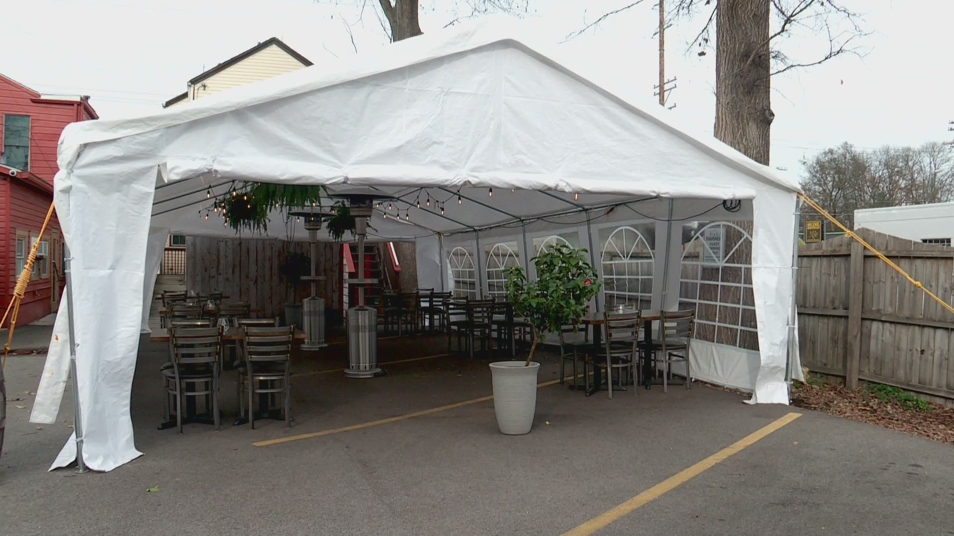 Restoranlar üçün iki tərəfə açılan tent