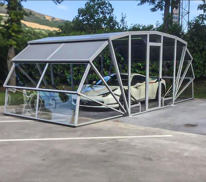 Qatlanan şüşə parkinq