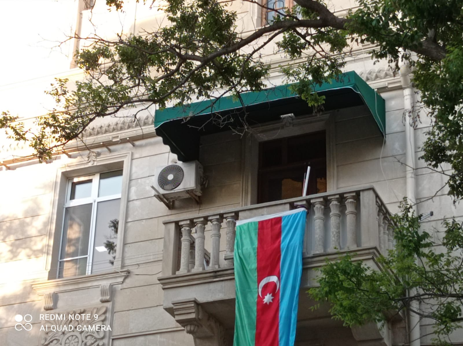 Sabit qapi üstü tent